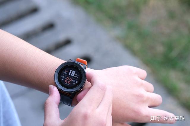 苹果手表实时监测心率吗 v2-8e8aff6199f157343db23c998141bad7_r.jpg