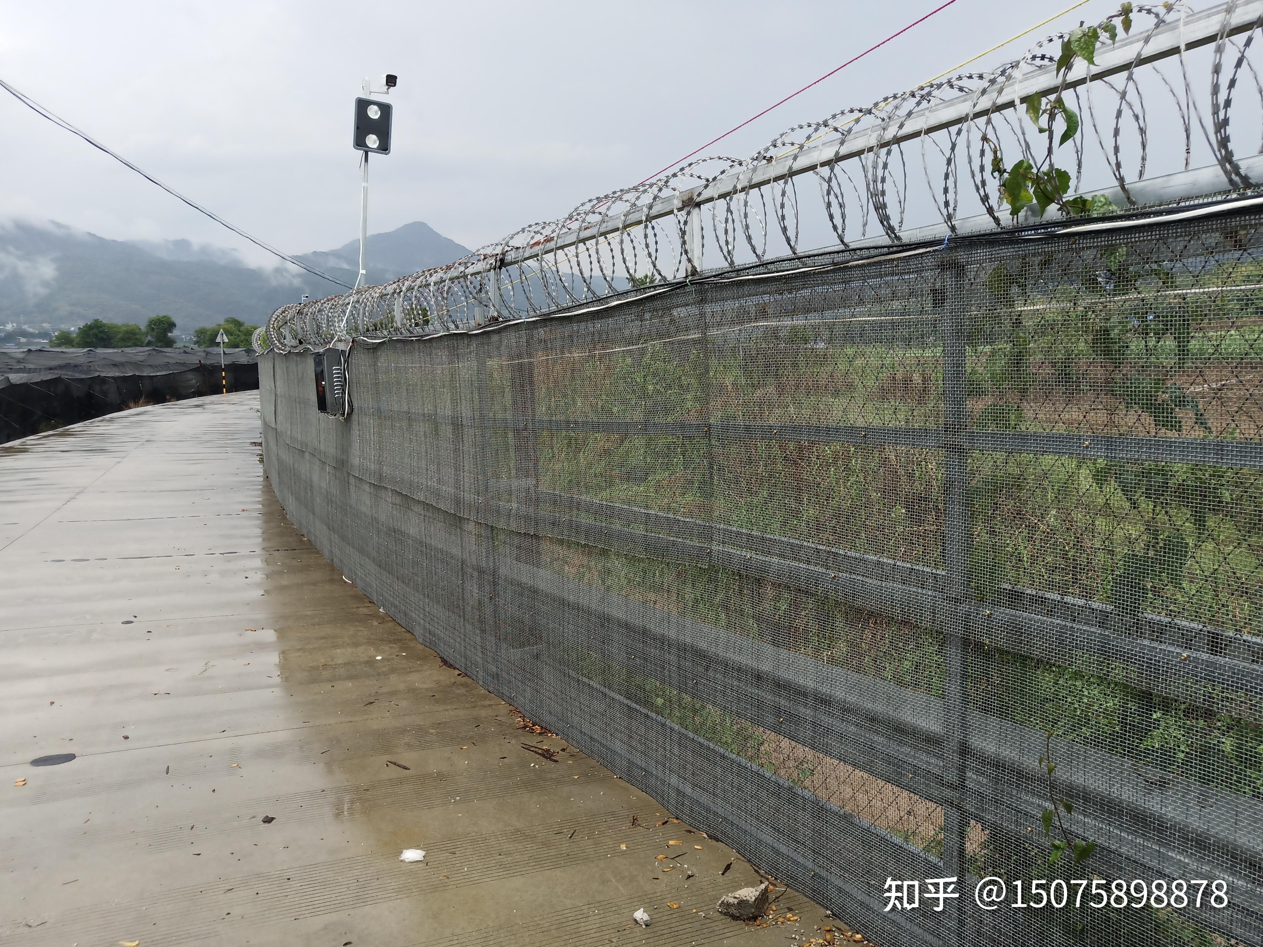 边境线加强国防建设隔离网上部加装刺钉