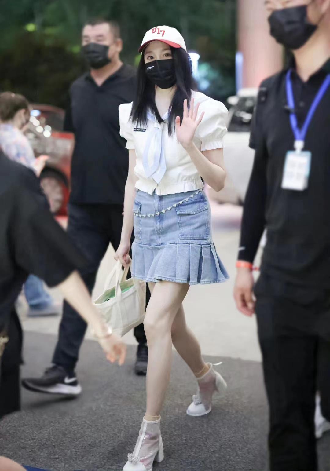 关晓彤穿职业装也时髦泡泡袖白衬衫配牛仔百褶裙利落自然