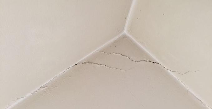 墙面不平开裂渗水发霉这些问题怎么避免