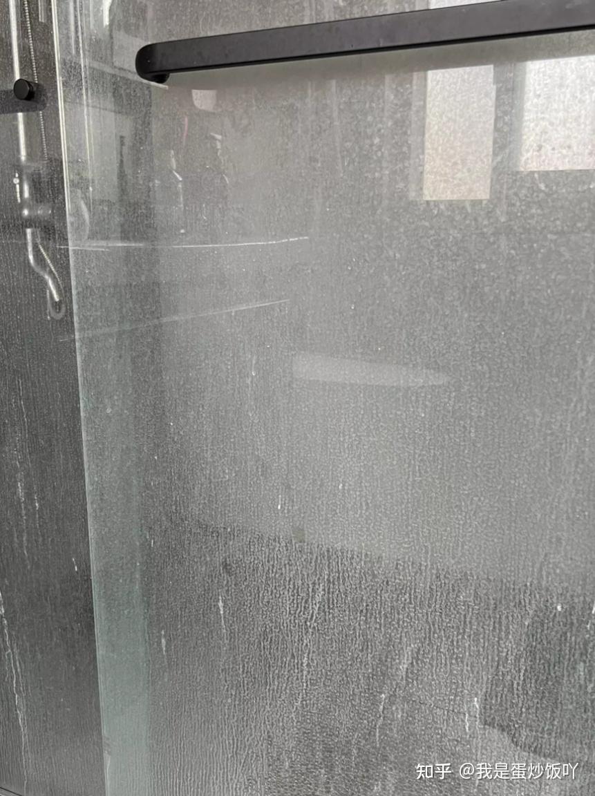 先来看看稍微没有那么脏(qi shi ye hen zang)的次卫淋浴房玻璃,对比