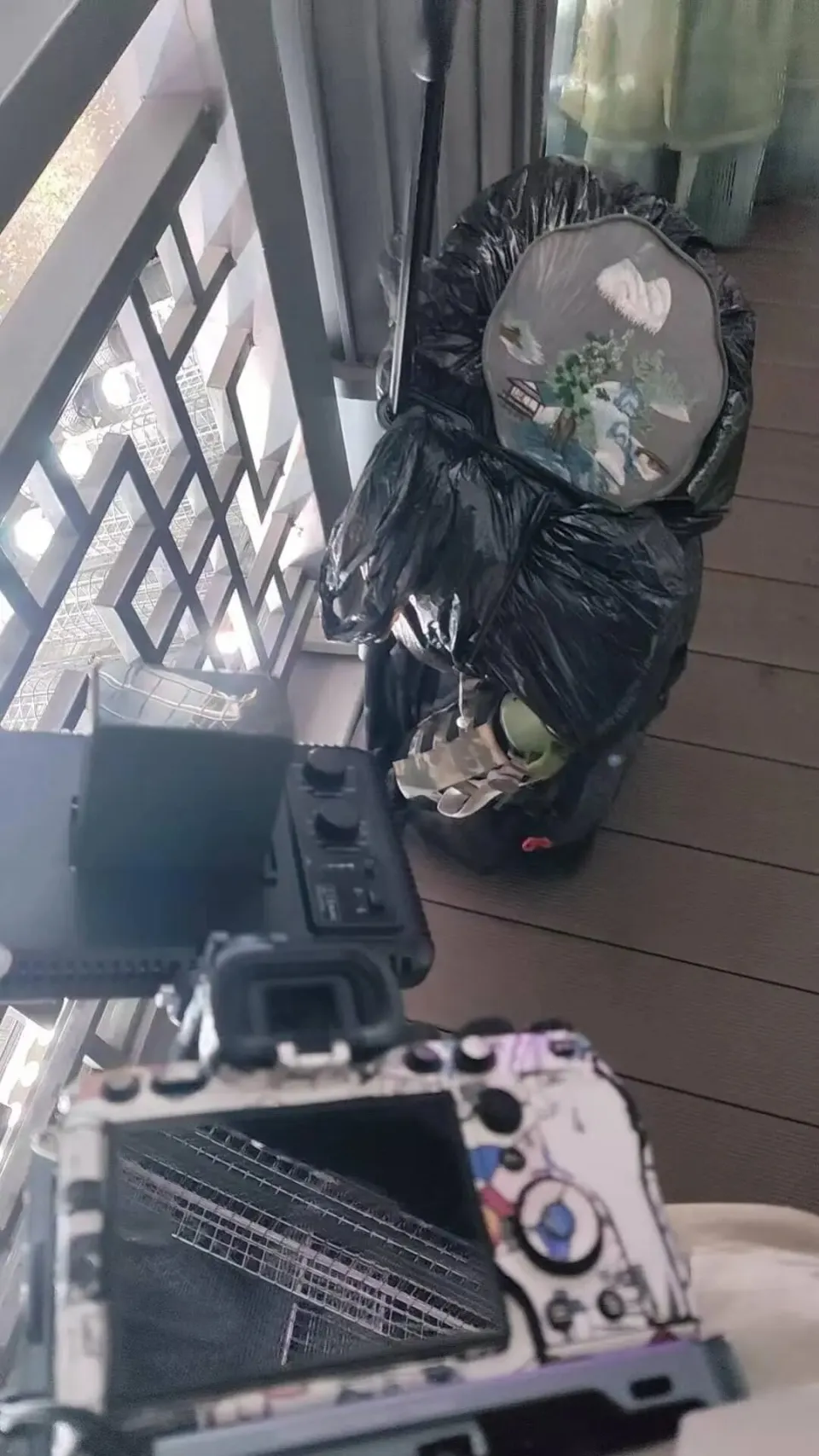 游客给妻子拍照因设备太专业被驱赶，景区回应系禁止商业拍摄，如何看待此事？此类规定怎样能执行得更合情理？
