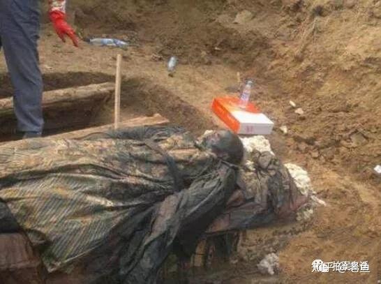 四川南充僵尸事件僵尸欲尸变被焚毁考古人员全失踪