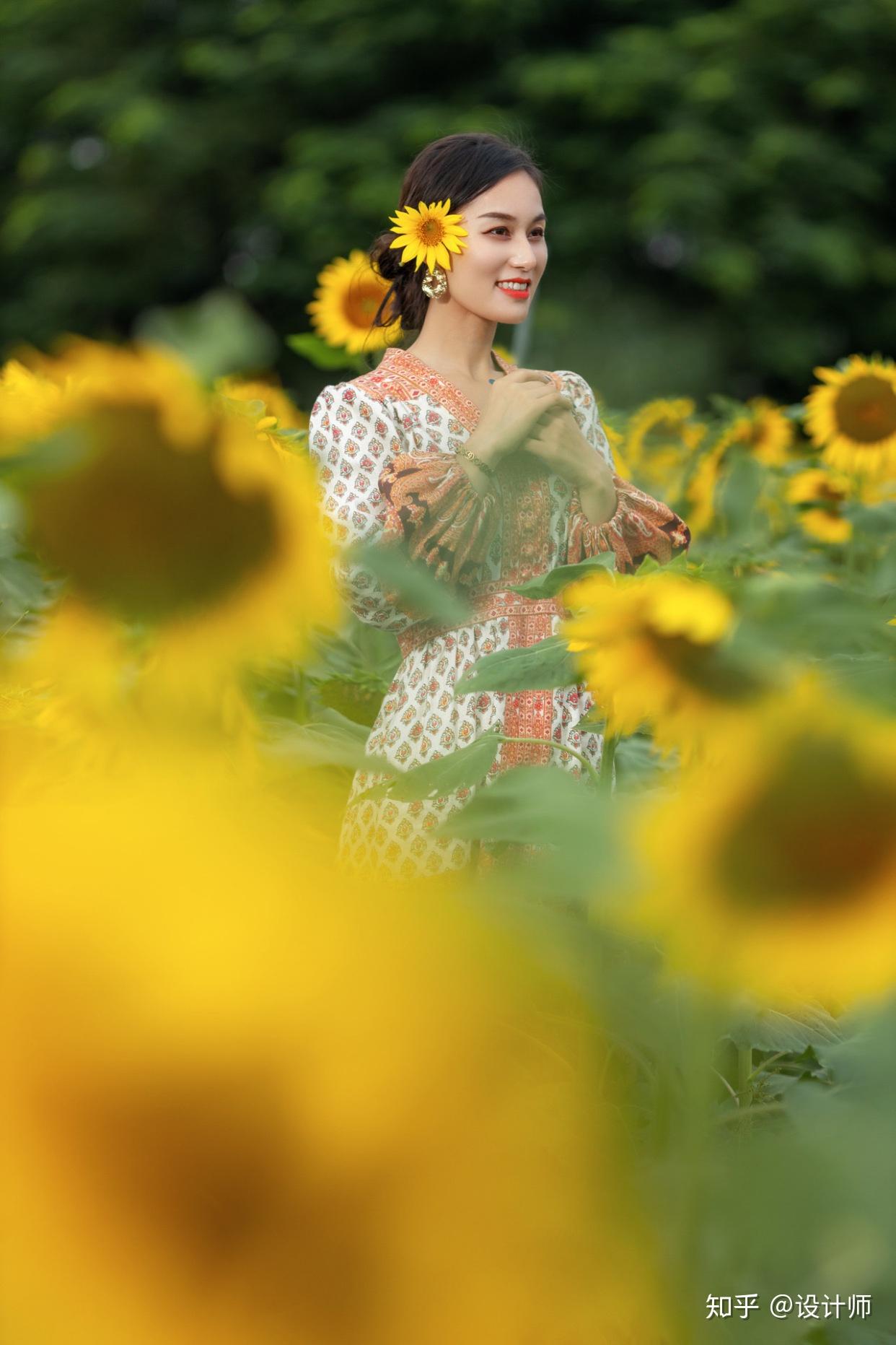 人像时,重点在于花和人物,背景中的不相干的元素可以将其虚化以简洁