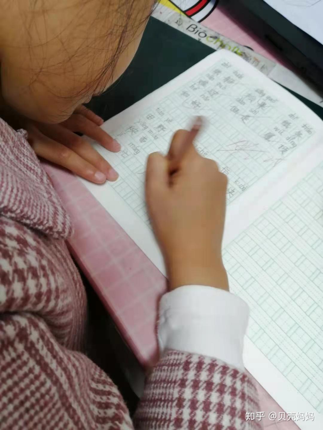 怎么教小孩子握笔姿势 v2-8ee111dec8d2bc2f6fc0a9dd13138bab_r.jpg