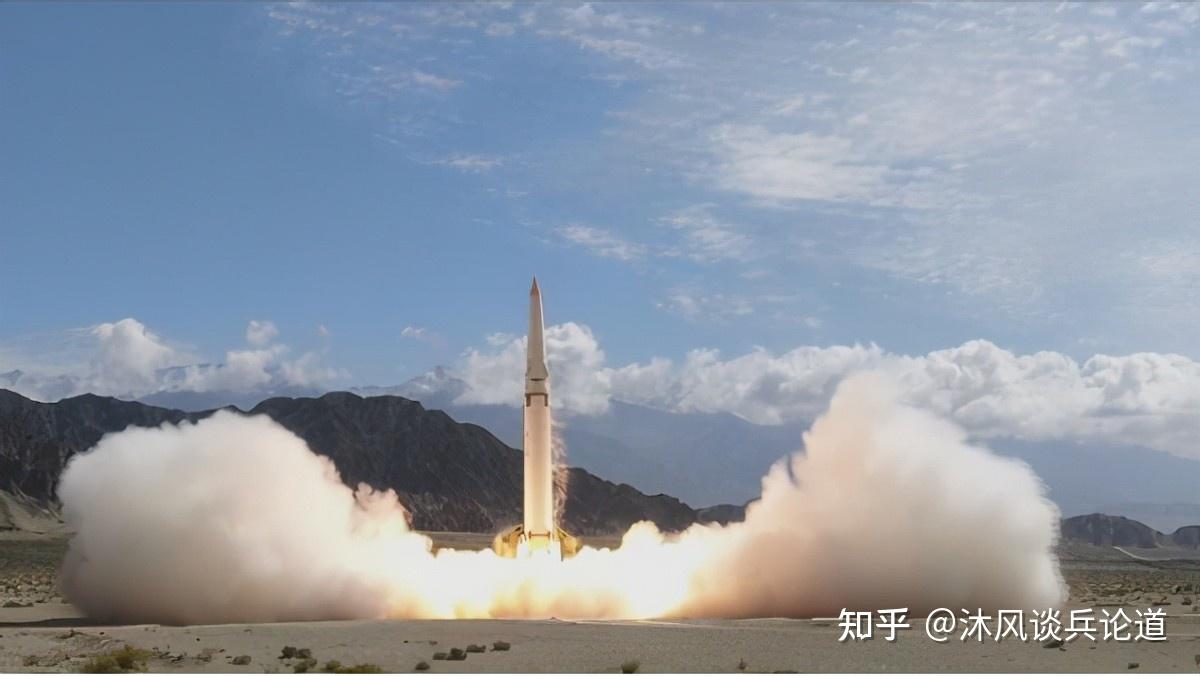 火箭军发射两枚东风15导弹,命中几百公里外目标,堪称点穴手利剑