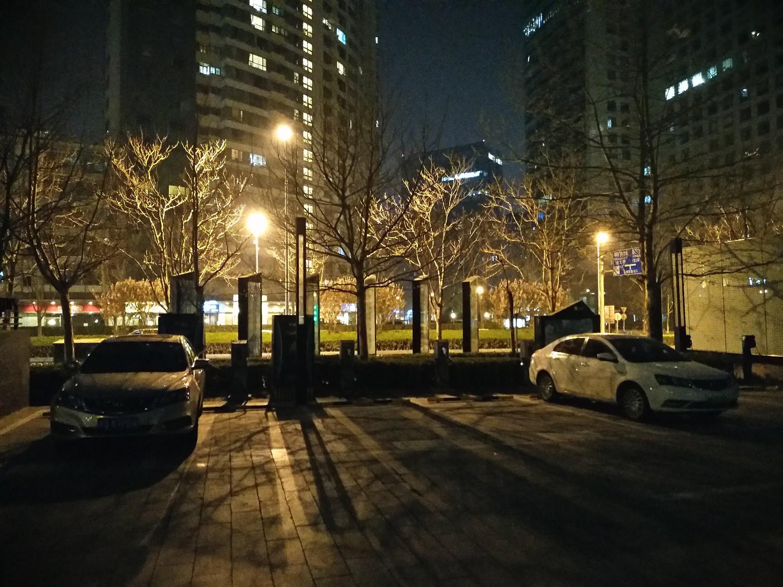 國貿的夜晚靜悄悄深夜體驗不收服務費的特來電充電站