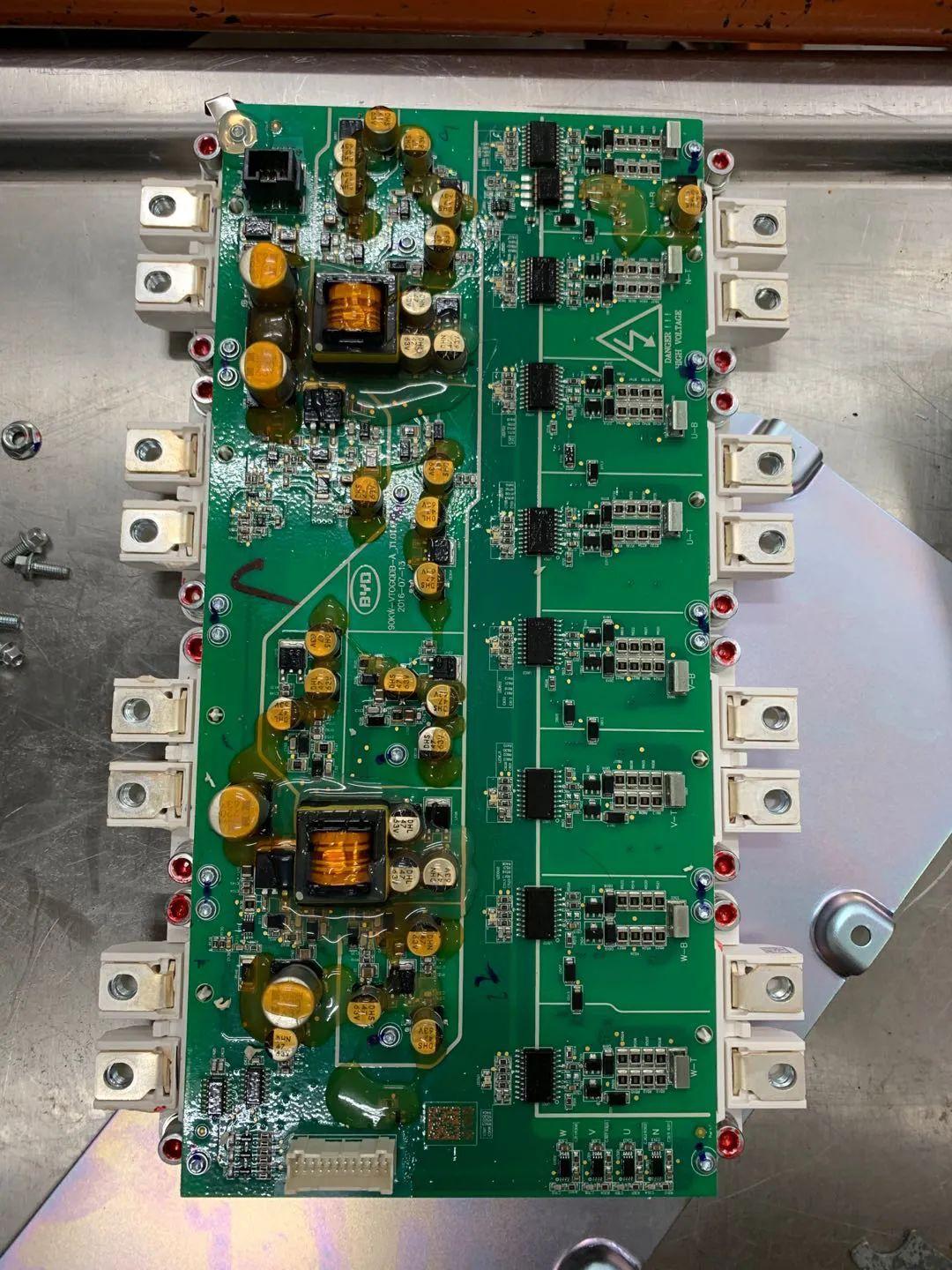 比亚迪e5:高压电控总成内部构造