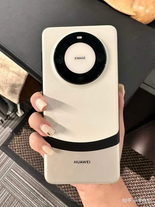 同时,华为mate60 pro 宣白和砚黑两款配色的灵感来自于中国传统美学