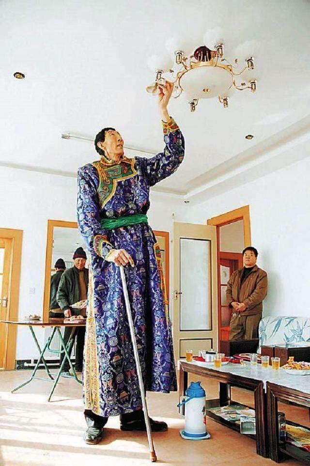 236米巨人鲍喜顺我不听医生的劝告50多岁执意生子儿子多高了