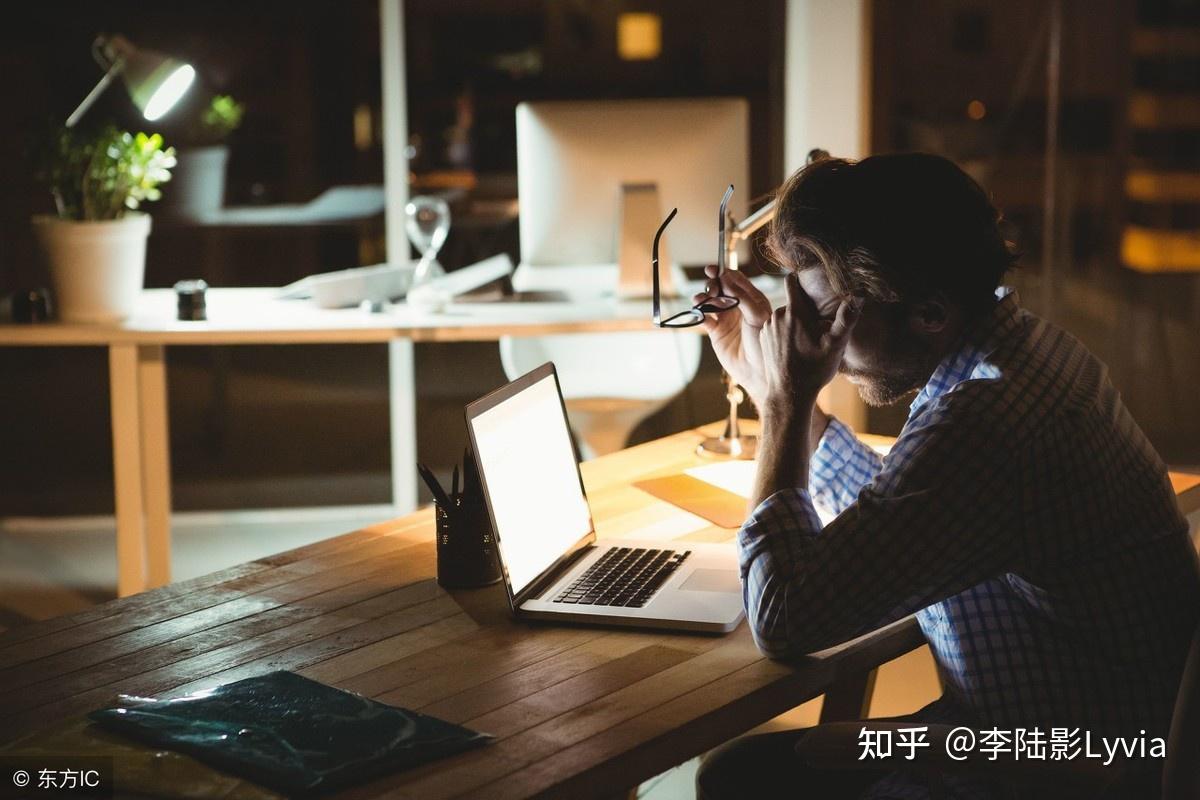 夜晚加班到深夜的图片图片