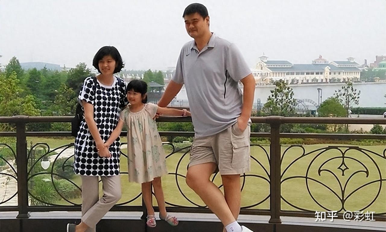 姚明10岁女儿身高“失控”，遗传基因优势让人羡慕，比不过个孩子_姚沁蕾