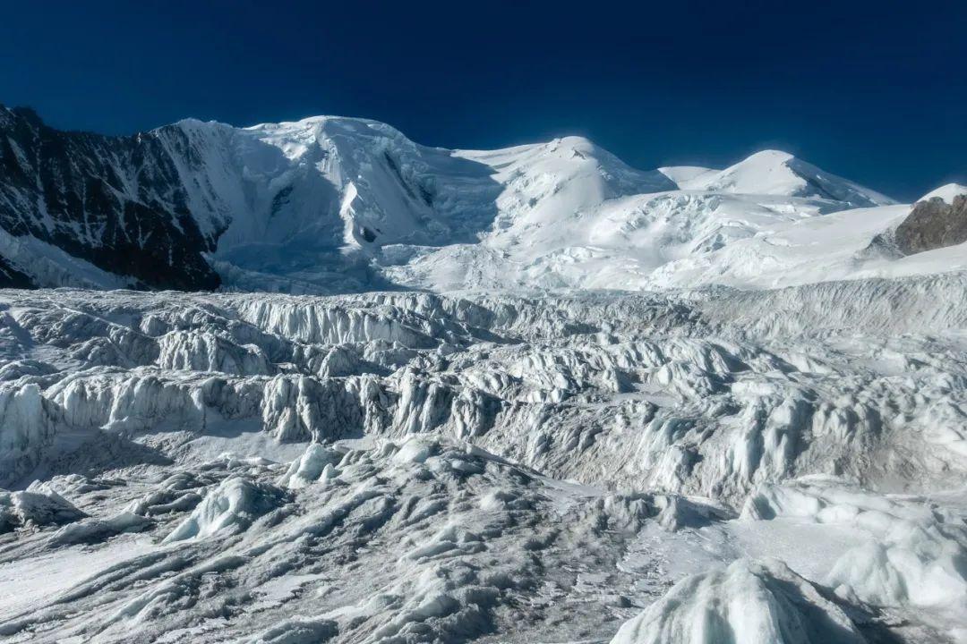 深入冰川,宏大的中山峰主峰和规模庞大的悬冰川,一览无余,将近2000米