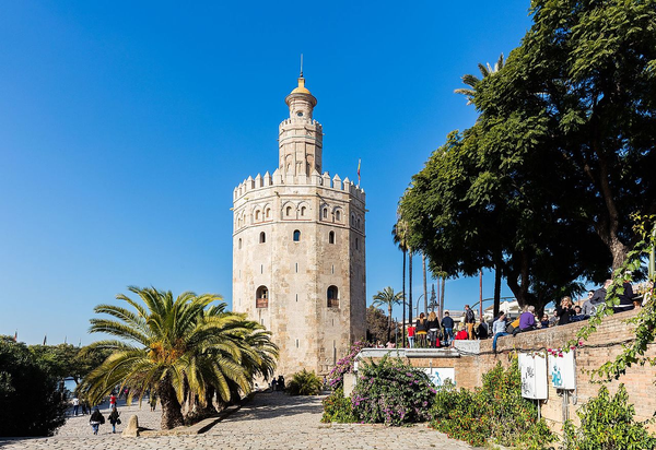 位於塞維利亞河港邊的 黃金塔(torre del oro)就是這一時期塞維利亞