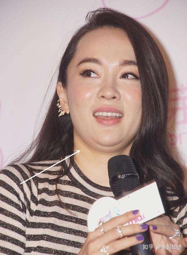 吉娜怀孕6个月还腰细如柳,被赞"人间芭比",网友:畸形审美