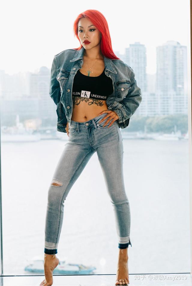 嘻哈女歌手万妮达一头红发搭一身牛仔服性感红唇太吸睛