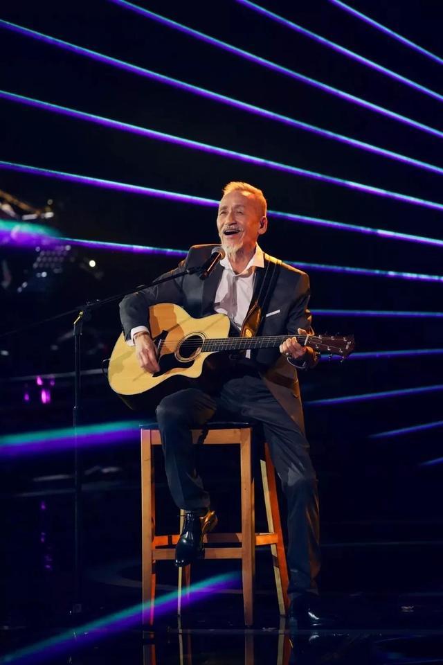 74岁的他一夜之间上微博热搜这个帅老头真不简单