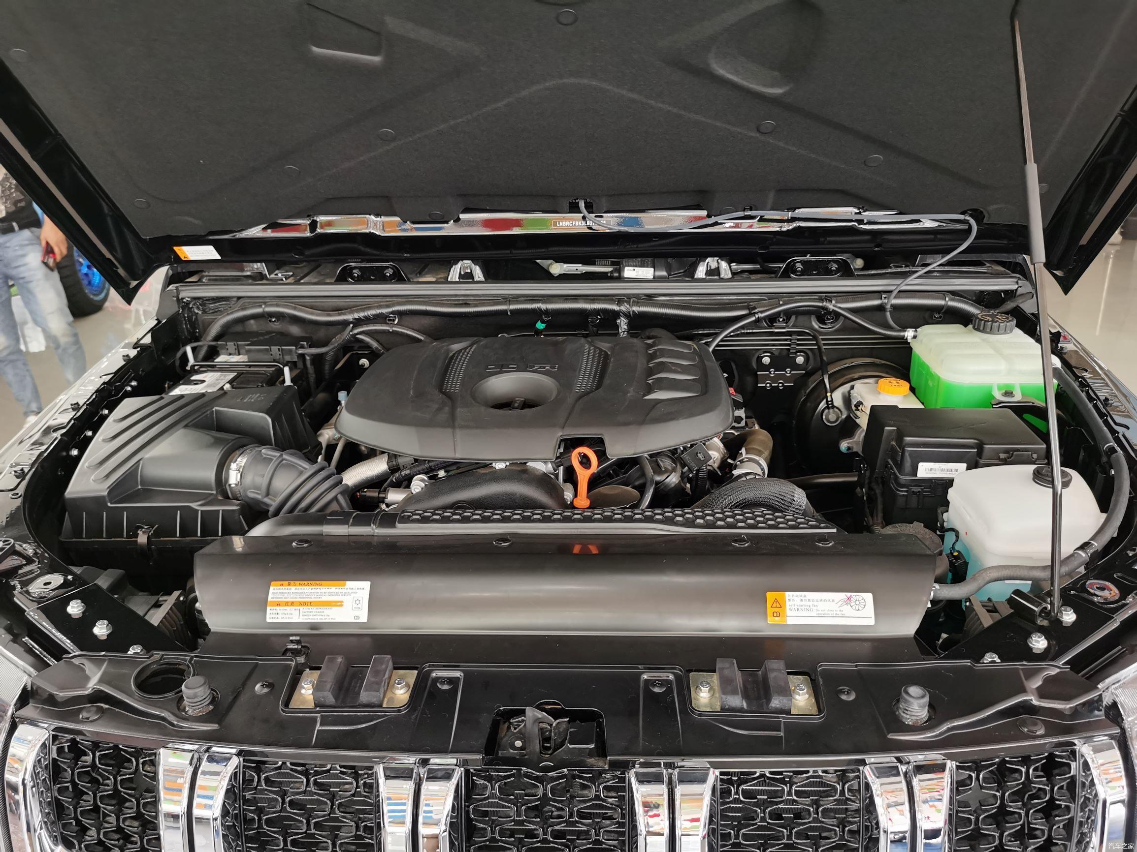 0t涡轮增压发动机来自蜂巢易创,最大功率165千瓦,最大扭矩380牛米