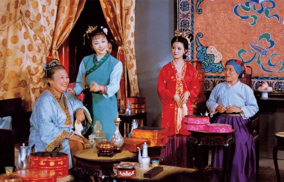 读红楼刘姥姥装成老母猪就惹得大家一场大笑原来这是个剧本