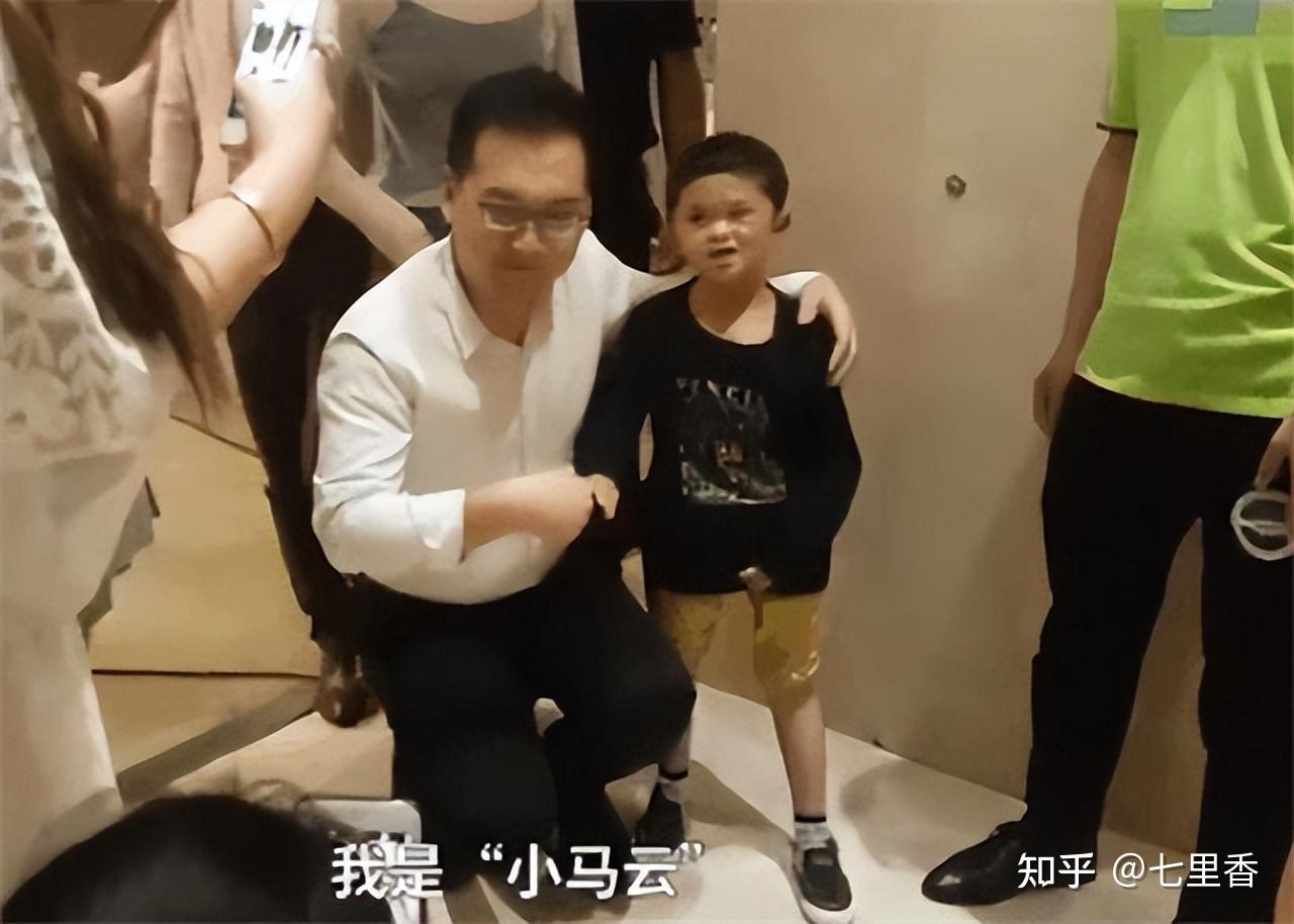 "小马云"不认字只认钱,在奶奶去世时依旧拍手大笑,资本玩累了又扔回家