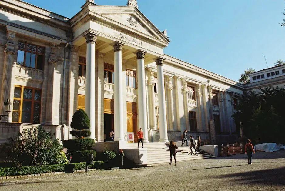 剑桥大学剑桥大学是一所誉满全球的公立研究型书院联邦制大学,与牛津
