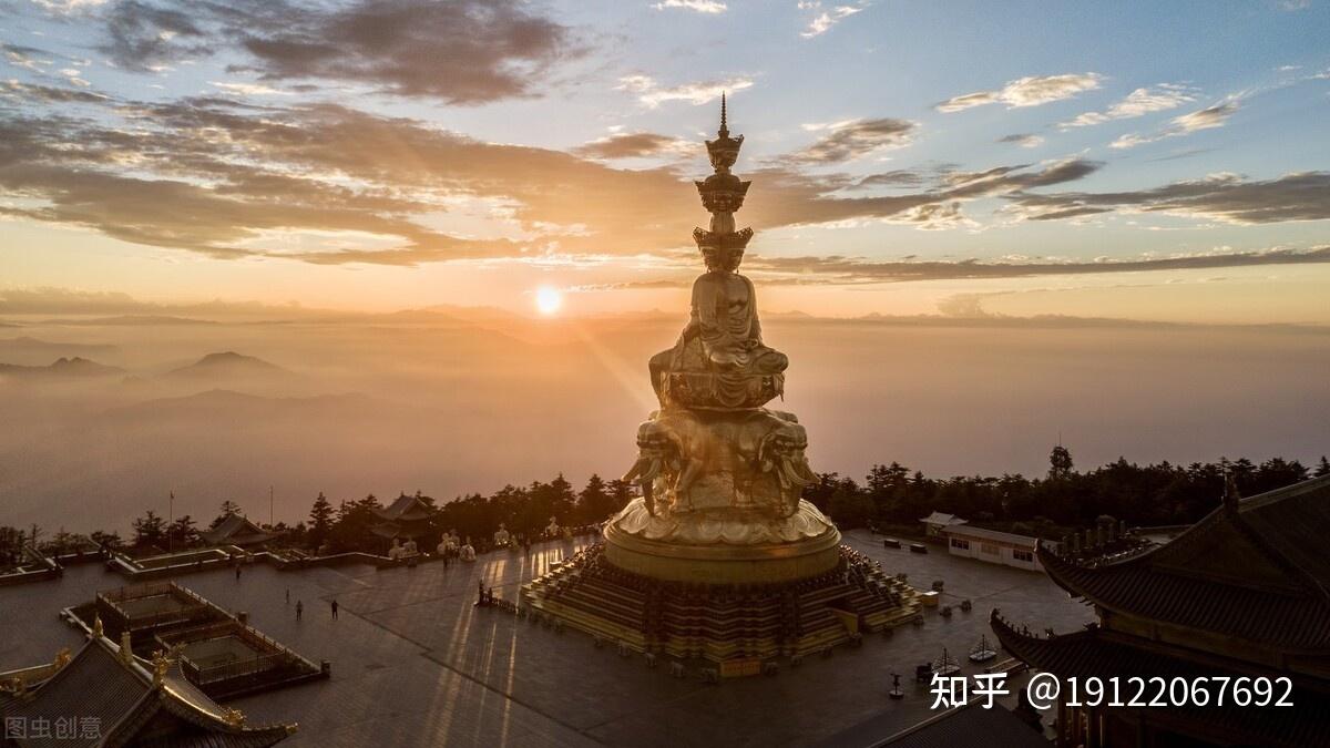 峨眉山原有大小寺院百余处,几经兴废,现存主要寺院有万年寺,报国寺