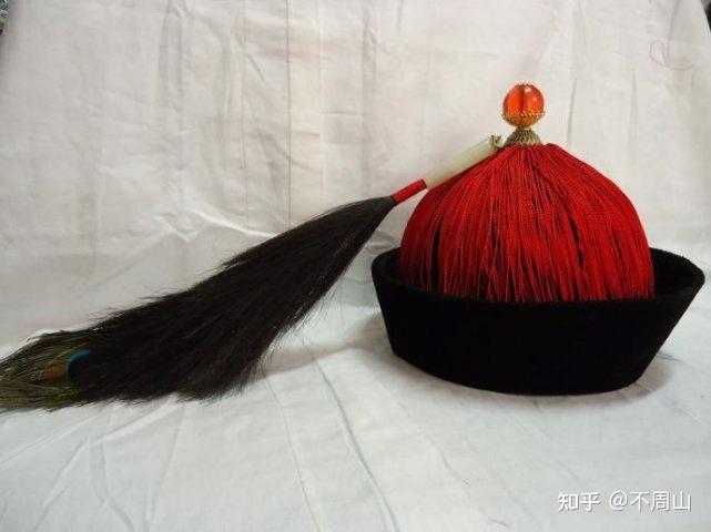 明代降臣仍戴乌纱帽,等到清廷统治巩固下来,才下令将乌纱帽改为红缨帽