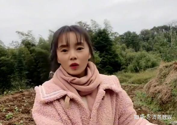 黄琴出生在四川宜宾江安县的一个小村庄,在她三岁时就被父母抛弃,只能