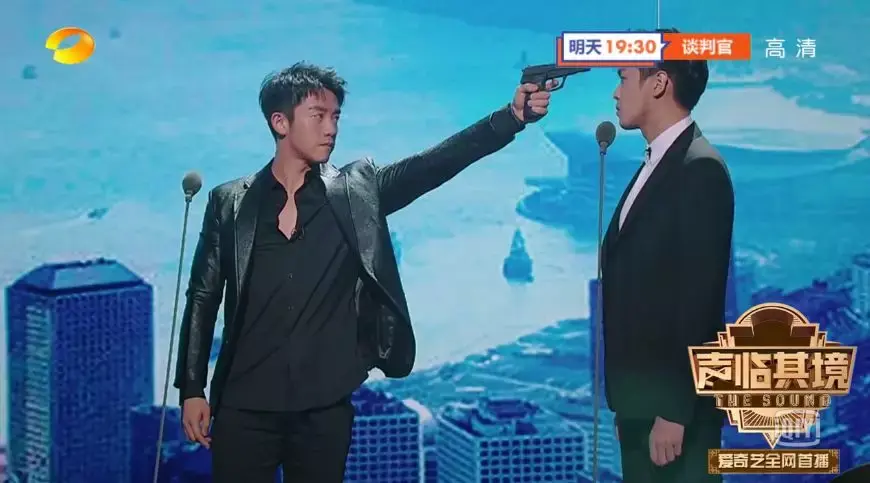 还有与张若昀的正面pk,重新上演《无间道》的经典片段.