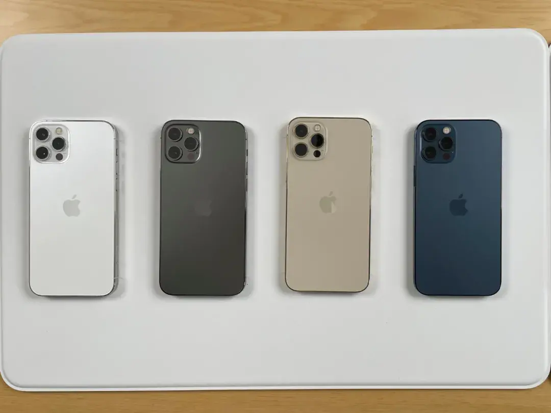 其中 iphone 12 有黑,白,红,绿,蓝五种颜色