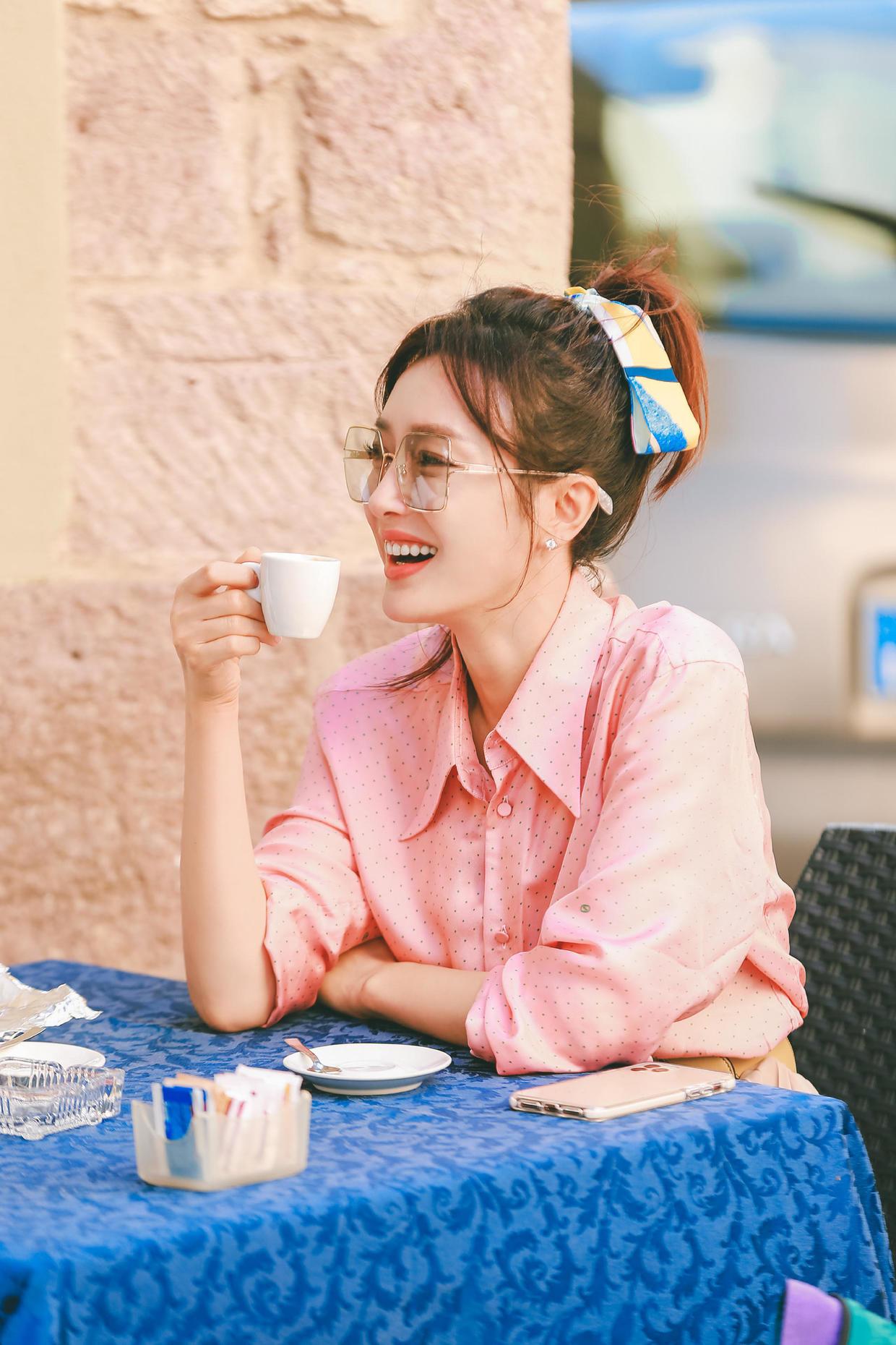 秦岚才是春装穿搭高手粉色衬衫配百褶裙时尚减龄丸子头更气质