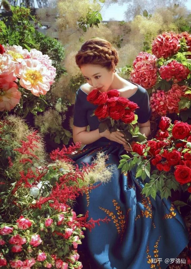 林心如拍摄的这张照片,红色玫瑰,绣球,勿忘我等和蓝色礼服对比强烈,有