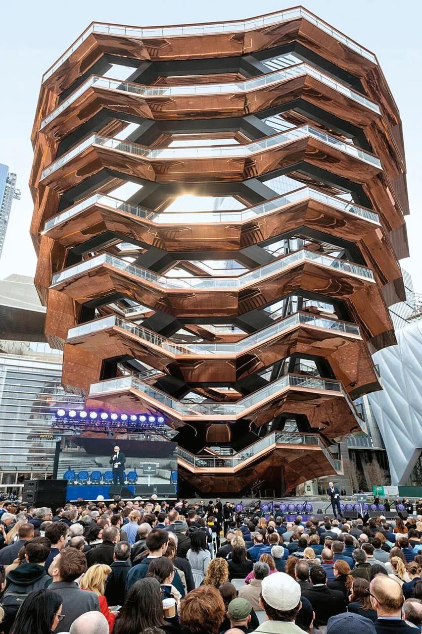 历时4年,它16层高,由2465级阶梯,80个平台构成,总体倒梯形外观与传统