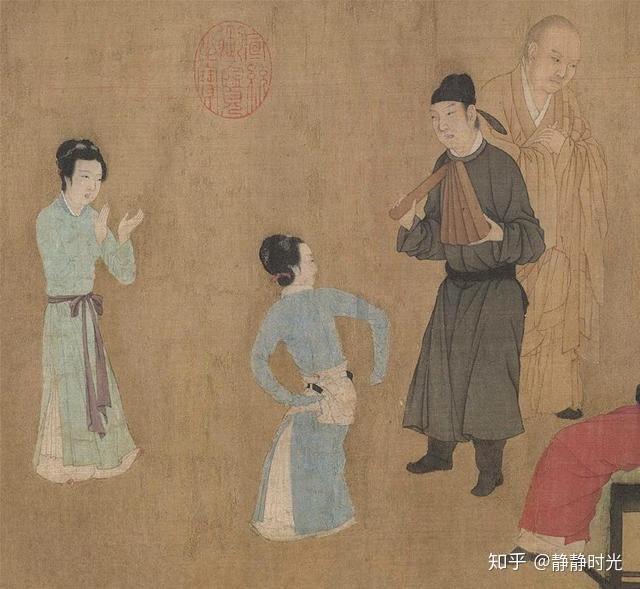 新科状元郎粲正侧身斜靠在椅子上,一边听鼓一边欣赏边上的舞蹈.