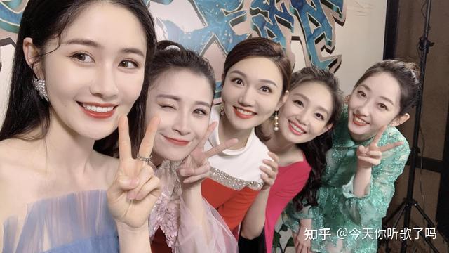 芒果跨年晚会阵容曝光王一博龚俊等顶流齐聚百位明星出席主持大换血