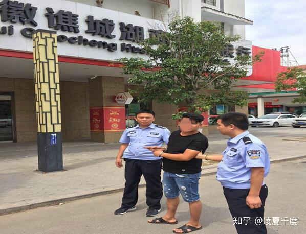 据李伟报道:亳州一市民在自动取款机上取款后忘记退出银行卡,被人乘机