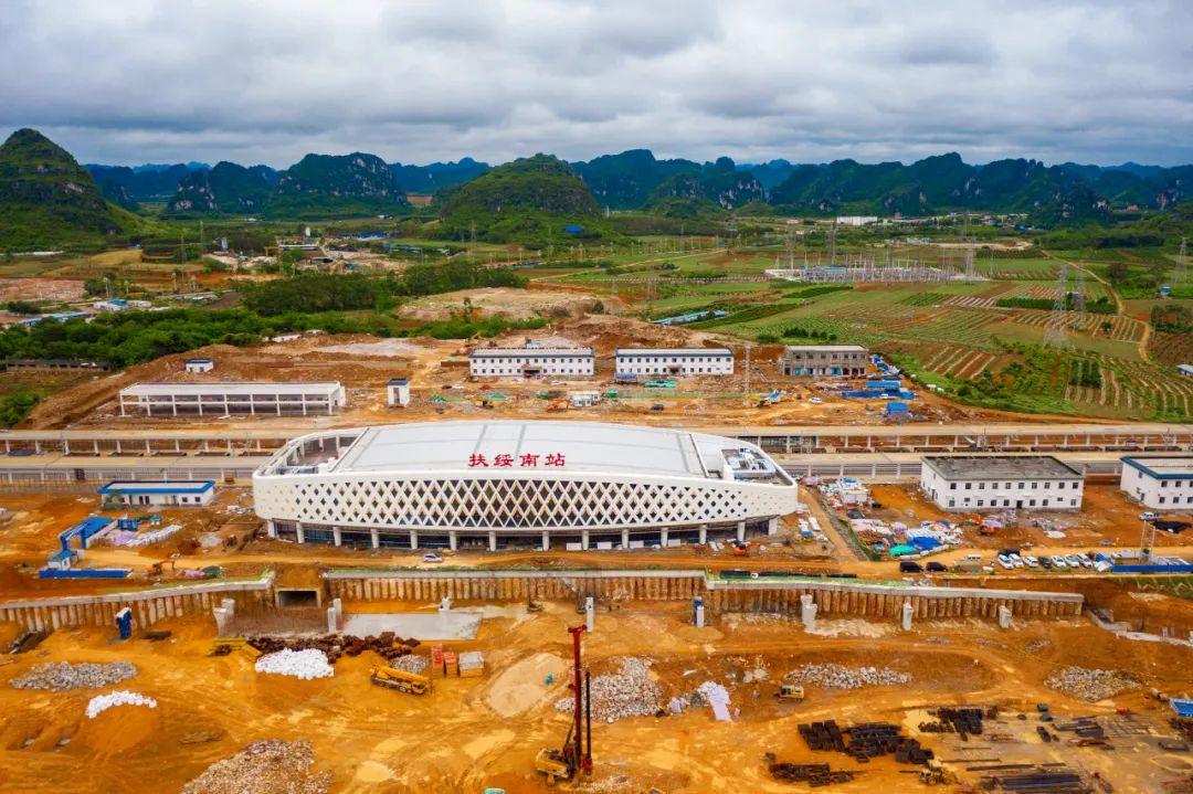 连日来,南崇铁路扶绥南站内,4台橘黄色大型养路机械正在对线路进行精