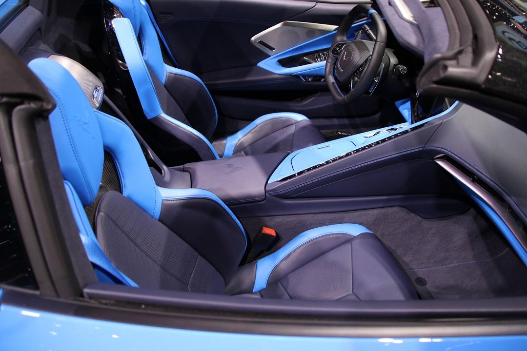 内饰方面,新车车厢采用了环抱式设计,并且新款科尔维特c8还配备了更