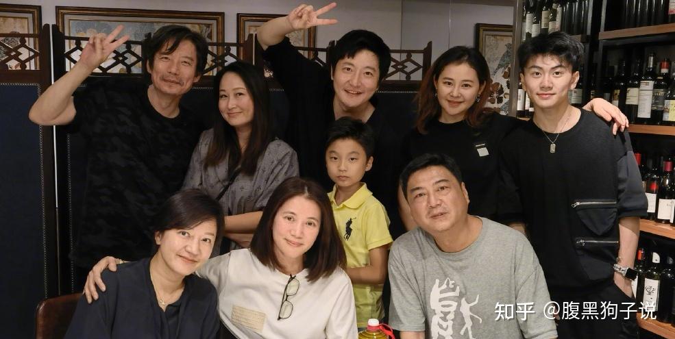 照片当中,袁咏仪坐在正中间,梳着中长发的她淡淡微笑看起来心情不错