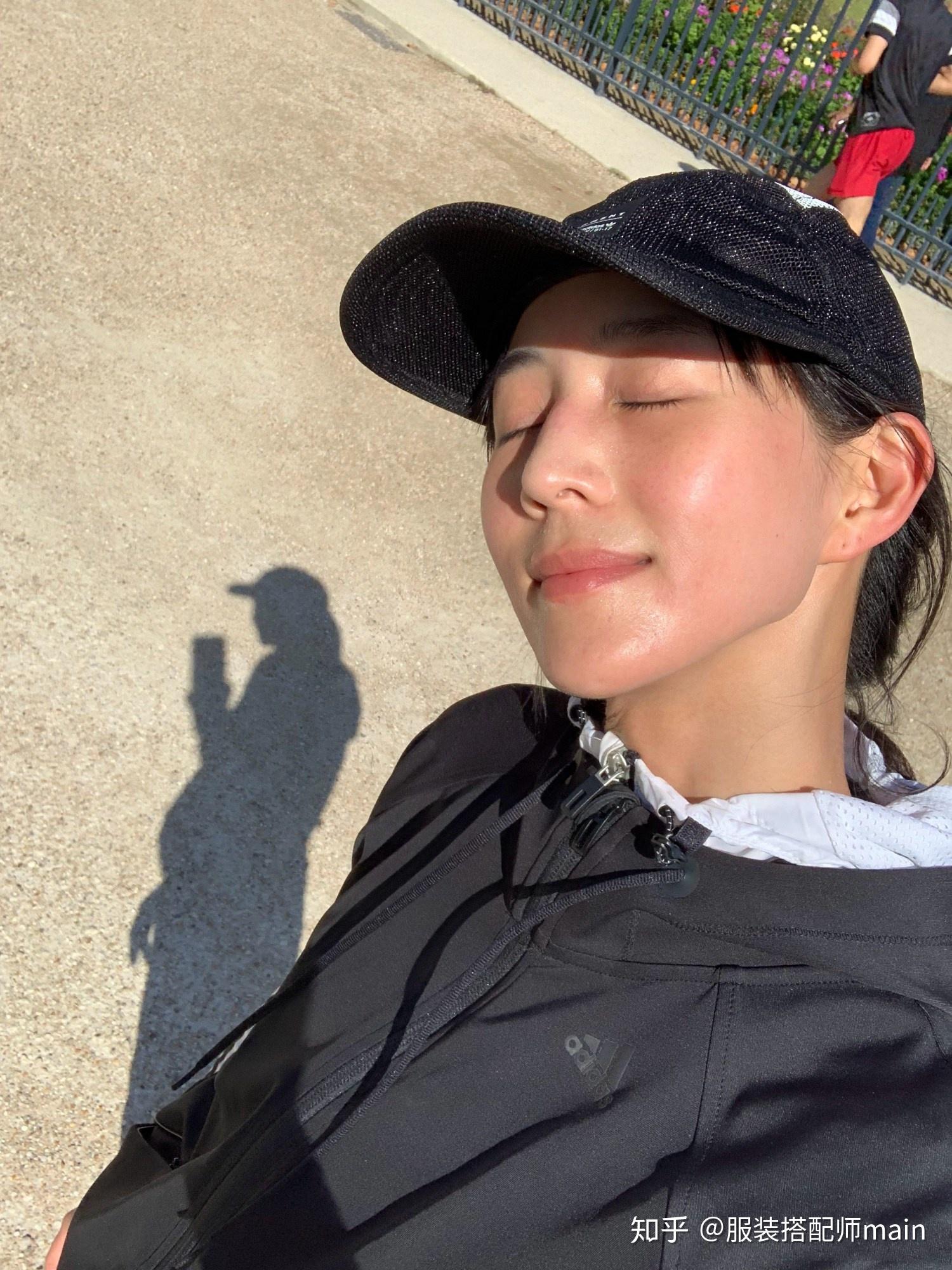 37岁张钧甯巴黎街头秀素颜运动装惬意十足脸被晒红看着真心疼