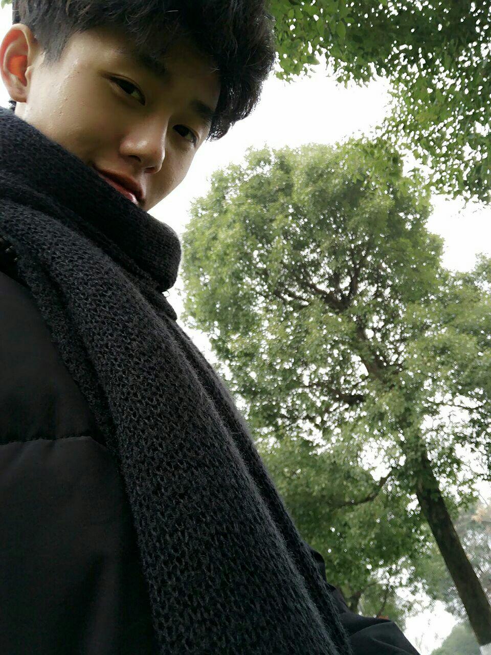 男生怎么才能长得好看 v2-90371995bc5c550ce7aaea377eca4e05_r.jpg