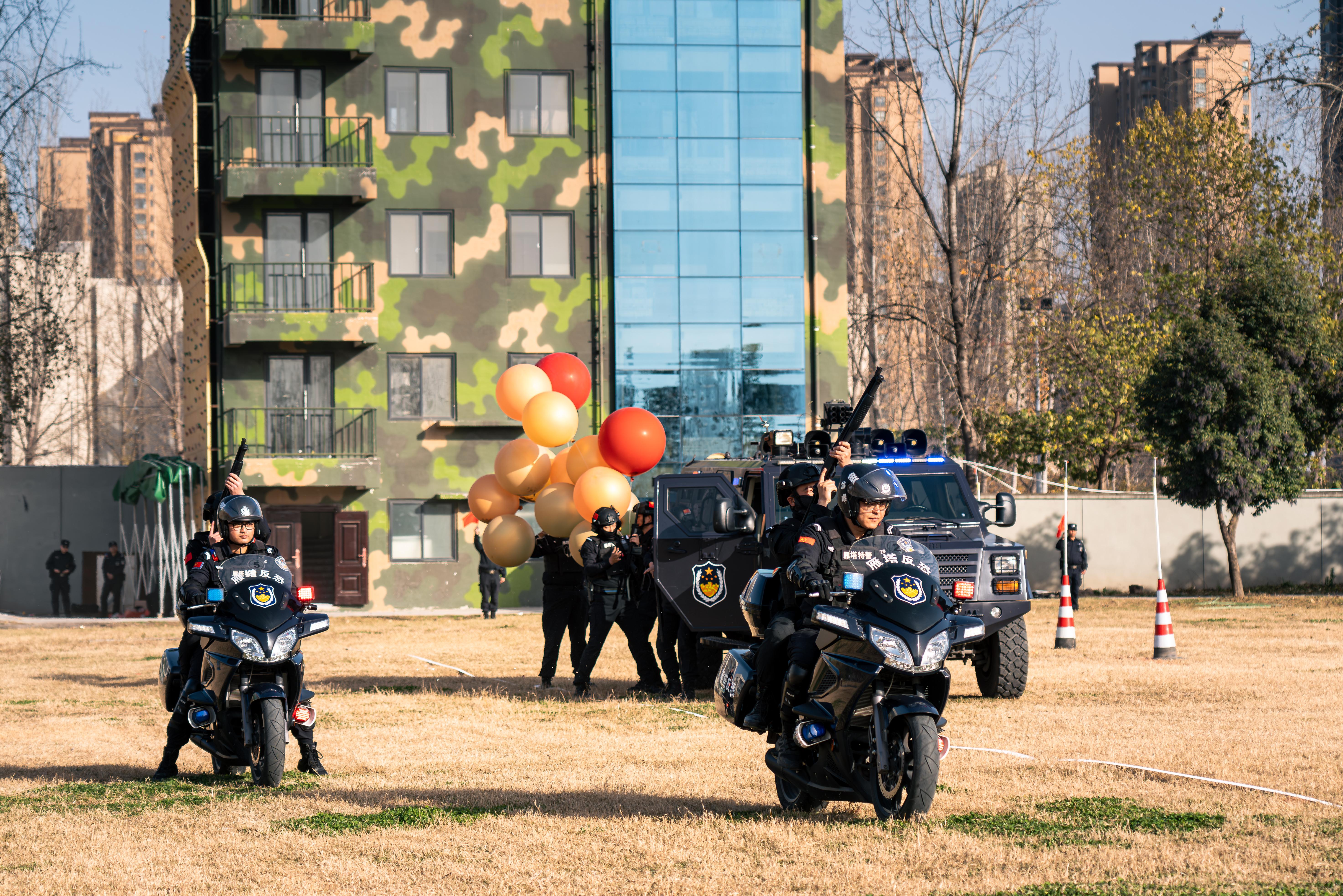 只見巡警隊員嫻熟地操控著最新型穿越機,由 2 樓窗戶進入建築物內