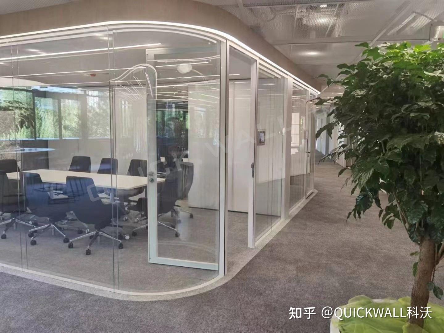 办公室还在砌墙？玻璃隔断才是高效办公的“通透”答案！ - 知乎