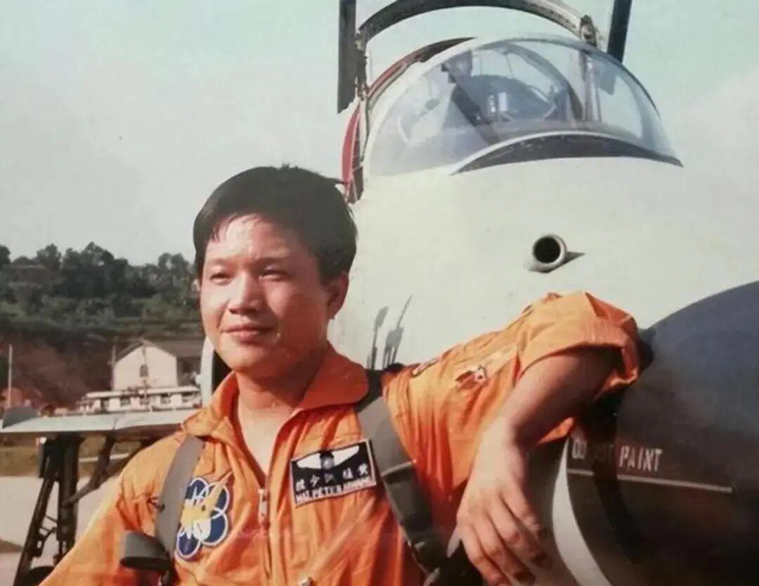81年黄植诚驾美制战机投诚大陆，半途战友要求跳伞，他结局如何？ - 知乎