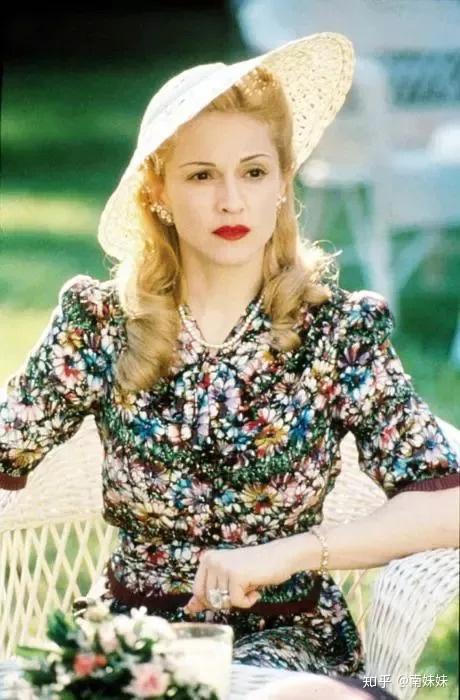 是媒体公司的老板,有话语权,这时的她遇到49岁的副总统胡安·贝隆