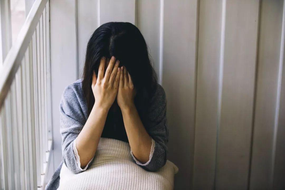 童年缺爱的女人在爱情里有多卑微