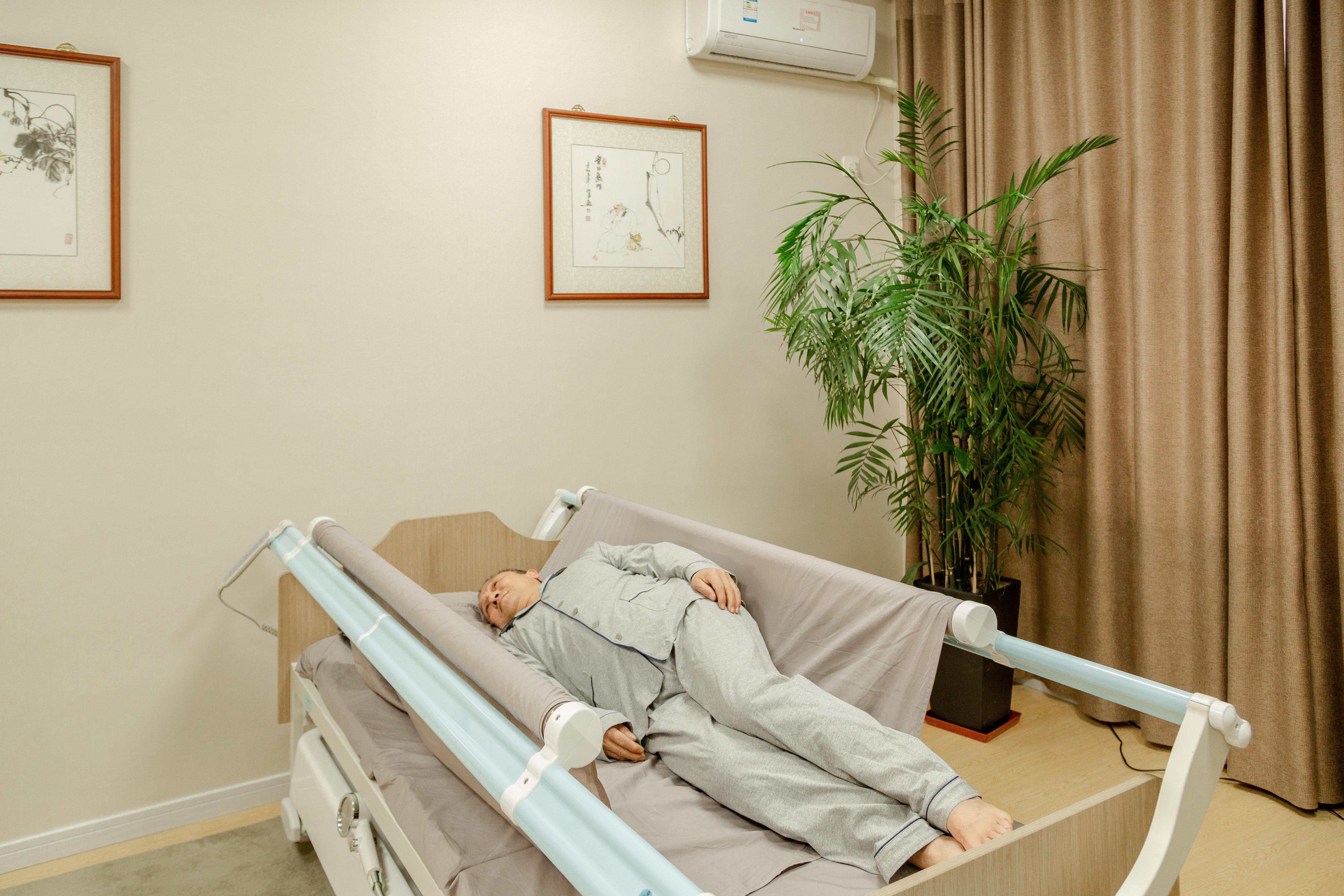 采用30度侧卧位,病情允许情况下床头抬高不要超过30度,并在骨隆突处