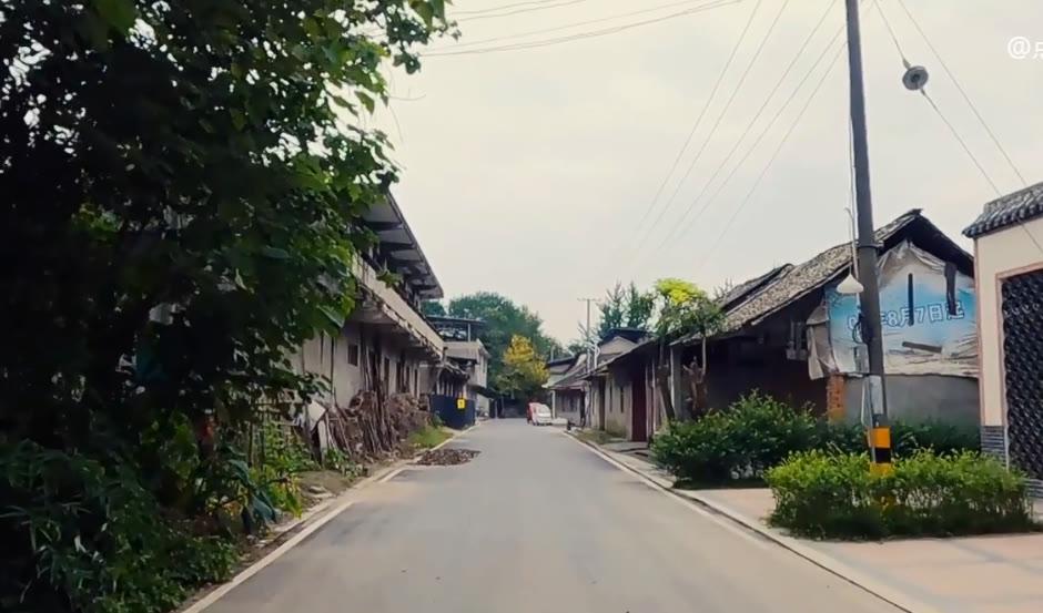 成都郊区百年老街古时交通要道店铺林立如今行人稀少有些陈旧