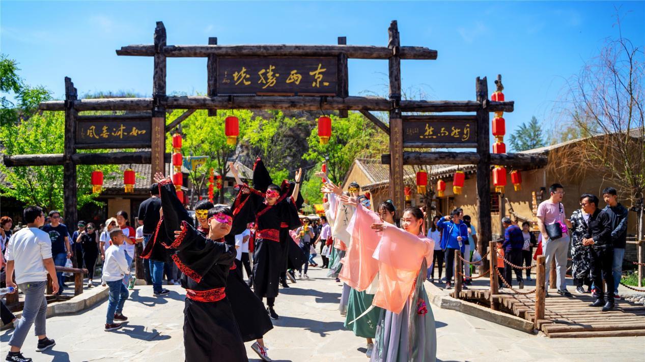 沉浸式夜游新体验易县恋乡太行水镇梦回太行山水灯光秀精彩上演