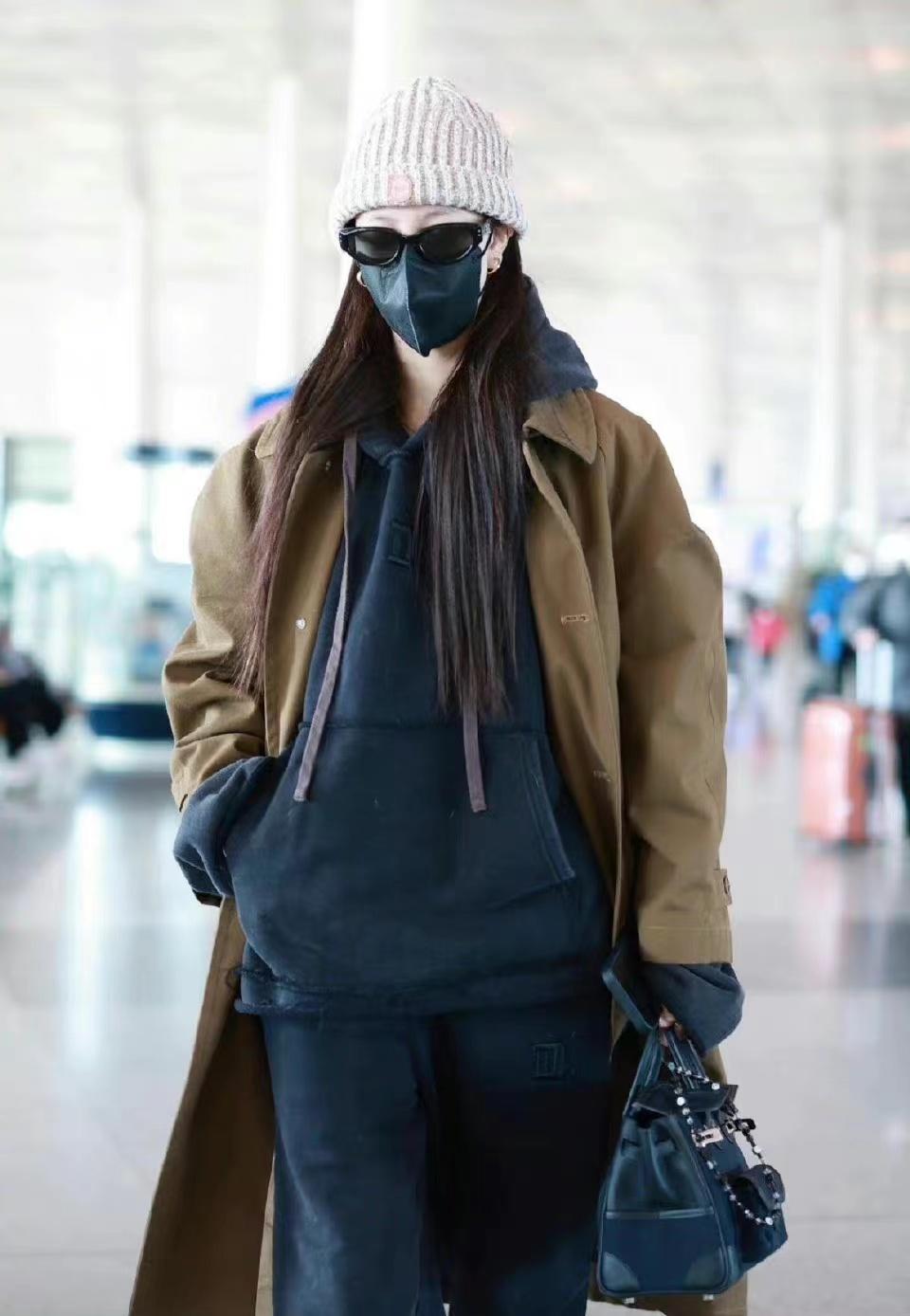 宋妍霏机场私服路透,卡其色大衣配黑色卫衣套装,随性又帅气 - 知乎